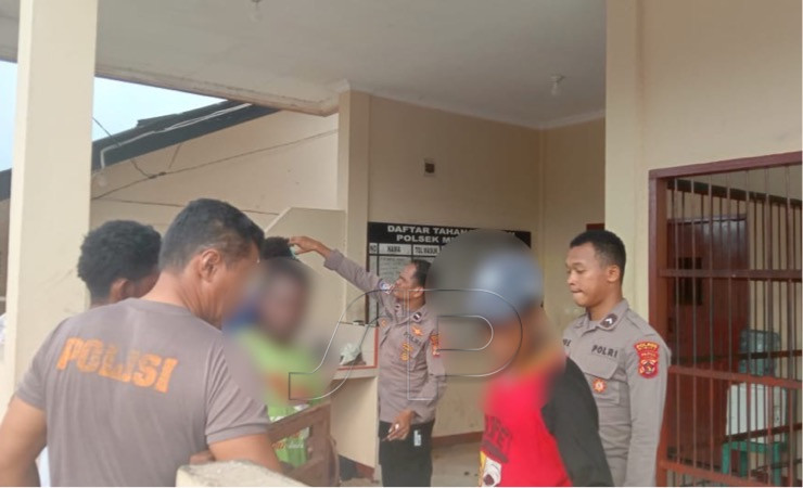 5 orang Siswa saat di amankan kepolisian Polsek Mimika Baru, Jumat (11/11/2022). (Foto: Arifin/Seputarpapua)