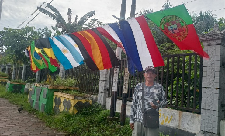 Sogir yang datang dari Ambon demi jualan bendera peserta Piala Dunia di Timika. (Foto: Kristin Rejang/Seputarpapua)