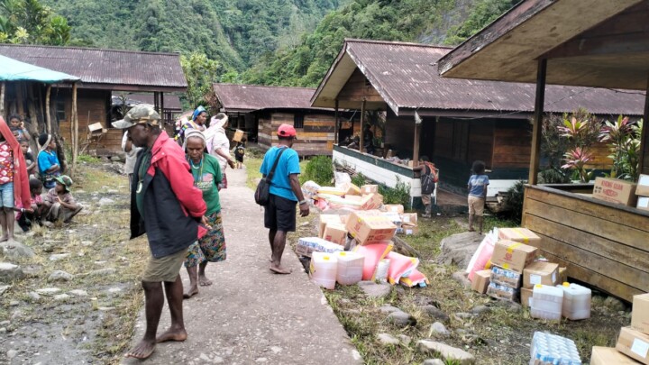 Penyaluran sembako yang dilakukan oleh PT Freeport Indonesia kepada masyarakat. (Foto: Corpcom PTFI)