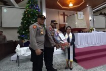 Kapolda Papua Irjen Pol Mathius Fakhiri memberikan bingkisan Natal kepada salah satu Gereja di Jayapura. (Foto: Alley/Seputarpapua)