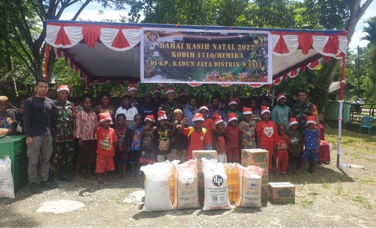 Dandim 1710/Mimika, Letkol Inf Dedy Dwi Cahyadi saat foto bersama masyarakat Kampung Kadun Jaya, Kamis (22/12/2022). (Foto: Ist)