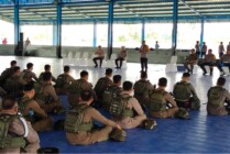 Wakapolda Papua Brigjen Pol Ramdani Hidayat memberikan pesan sambutan terhadap ratusan personel Resimen III Pelopor Korps Brimob di GOR Futsal Mimika, Papua Tengah, Rabu (28/12/2022). (Foto: Saldi/Seputarpapua)