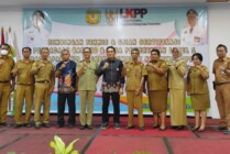 Foto bersama pejabat dan narasumber pada pembukaan bimtek dan ujian sertifikasi pengadaan barang dan jasa