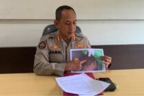 Kabid Humas Polda Papua Kombes Pol Drs. Ahmad Musthofa Kamal menunjukkan foto korban penembakan di Puncak, Selasa (13/12/2022). (Foto: Humas Polda Papua)