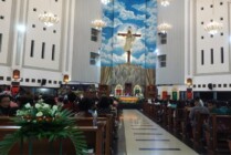 Suasana Misa Malam Kudus di Gereja Katedral Tiga Raja Timika. (Foto: Kristin Rejang/Seputarpapua)