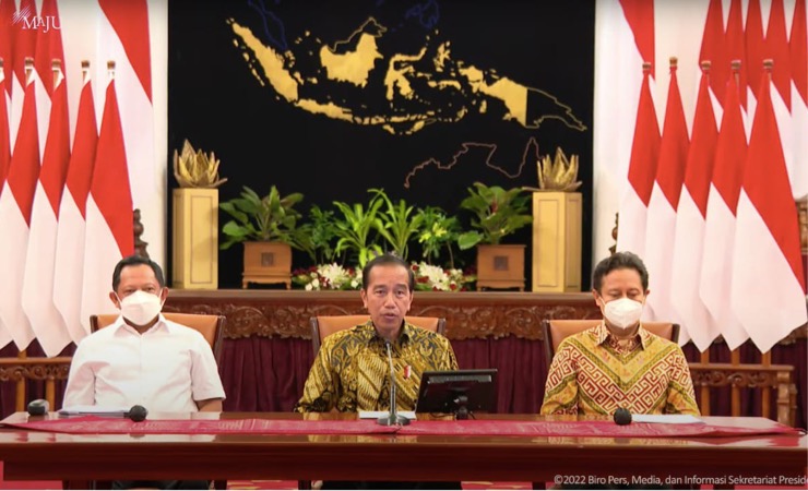 Presiden Jokowi didampingi Menkes Budi Gunadi Sadikin dan Mendagri Tito Karnavian, memberikan keterangan pers, Jumat (30/12/2022), di Istana Negara, Jakarta. (Sumber: Setkab)