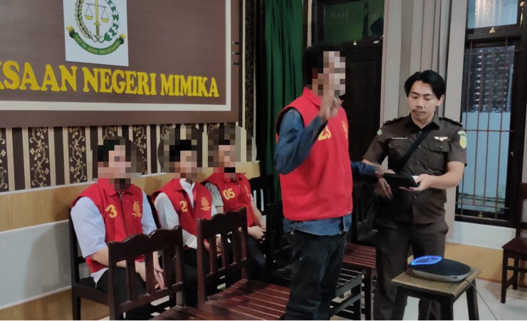RMH alias Roy saat disumpah sebelum memberikan kesaksian dalam sidang militer dengan terdakwa lima oknum anggota TNI AD. (Foto: Saldi/Seputarpapua)