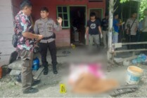 Petugas Kepolisian merespon lokasi kejadian penikaman yang merenggut nyawa seorang perempuan bernama Iren Enok (25) di jalur 7 SP4, Mimika, Papua Tengah. (Foto: Ist)