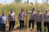 Tim Pusat Penelitian Pembangan (Pus Litbang) Mabes Polri saat meninjau lokasi Kantor Polda Papua Tengah, di Kampung Karadiri II, Distrik Nabire Barat, Nabire, Provinsi Papua Tengah. (Foto: Ist)