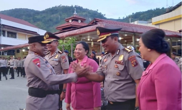 Kapolda Papua Irjen Polisi Mathius D. Fakhiri saat menyalami anggota yang mendapatkan kenaikan pangkat periode 1 Januari 2023. (Foto: Alley/Seputarpapua)