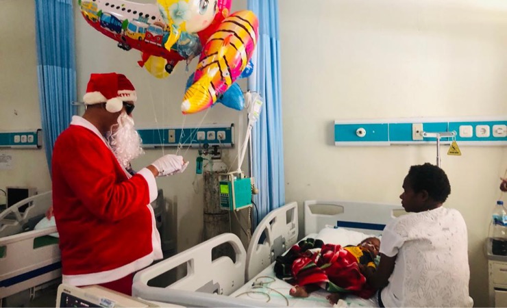 SANTA - Santa claus memberikan balon kepada salah satu anak di RSUD Mimika. (Foto: Anya Fatma)