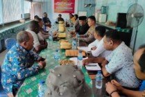 Kapolsek Mimika Baru AKP Saidah Hobrouw bersama jajarannya melakukan pertemuan dengan para tokoh, pihak kelurahan dan distrik, dalam program Kepolisian 'Jum'at Curhat'. (Foto: Saldi/Seputarpapua)