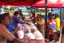 Suasana operasi pasar murah yang digelar Pemkab Mappi, Selasa (13/12/2022). (Foto: Ist)