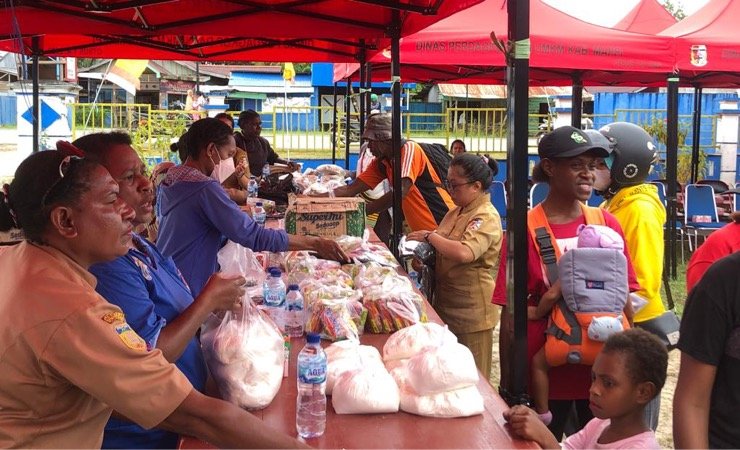 Suasana operasi pasar murah yang digelar Pemkab Mappi, Selasa (13/12/2022). (Foto: Ist)