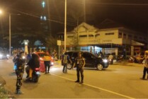 Personel dari sejumlah organisasi Islam di Kabupaten Mimika, Papua Tengah melakukan pengaturan lalu lintas didepan Gereja Katedral Tiga Raja, Sabtu (24/12/2022) malam. (Foto: Saldi/Seputarpapua)