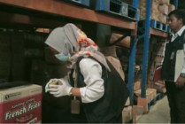 Petugas Loka Pom Mimika saat melakukan Intensifikasi pangan di salah satu gudang distributor (Foto: Kristin Rejang/Seputarpapua)