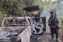 Kendaraan yang dibakar KKB saat menghadang rombongan polisi di Kampung Tindaret, Distrik Yapen Utara, Kabupaten Kepulauan Yapen, Selasa (13/12/2022). (Foto: Ist)