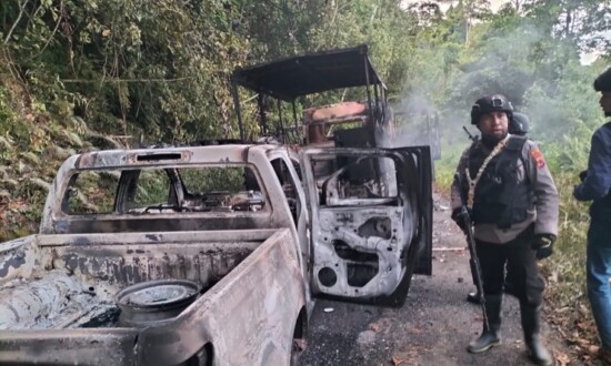 Kendaraan yang dibakar KKB saat menghadang rombongan polisi di Kampung Tindaret, Distrik Yapen Utara, Kabupaten Kepulauan Yapen, Selasa (13/12/2022). (Foto: Ist)