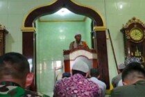 Kapolsek Bandara Sentani Ipda Wajedi saat menyampaikan Khutbah Jumat. (Foto: Ist)