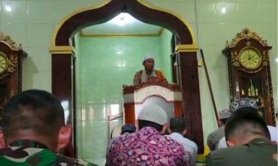 Kapolsek Bandara Sentani Ipda Wajedi saat menyampaikan Khutbah Jumat. (Foto: Ist)