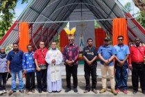 Plt Bupati Kabupaten Mimika, Johannes Rettob berfoto bersama Pastor Paroki Sempan, Maximilanus Dora, Kepala Kampung Nawaripi dan beberapa jajaran. (Foto: Ist)