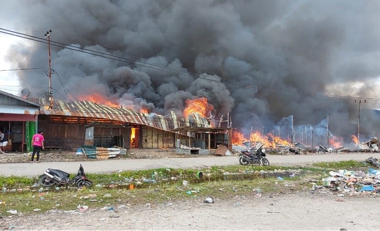 Puluhan kios di pasar Waghete, Kabupaten Deiyai, Papua Tengah, dibakar sekelompok orang tak dikenal siang ini, Senin (12/12/2022). (Foto: Ist)