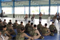 Personel Resimen III Korps Brimob saat mendengar arahan Wakapolda Papua di GOR Futsal Mimika, Papua Tengah, Rabu (28/12/2022). (Foto: Saldi/Seputarpapua)