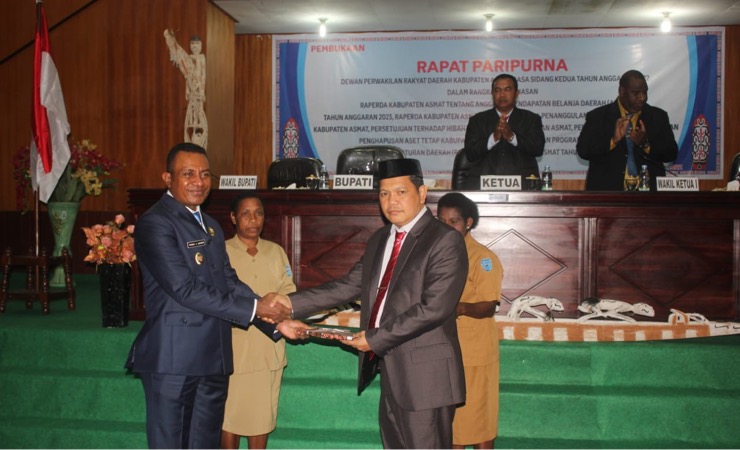 Wakil Bupati Asmat Thomas E. Safanpo menyerahkan Raperda untuk dibahas DPRD, Senin (5/12/2022). (Foto: Elgo)