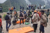 Aparat keamanan mengevakuasi tiga jasad tukang ojek korban pembunuhan di Pegunungan Bintang, Selasa (6/12/2022). (Foto: Ist)