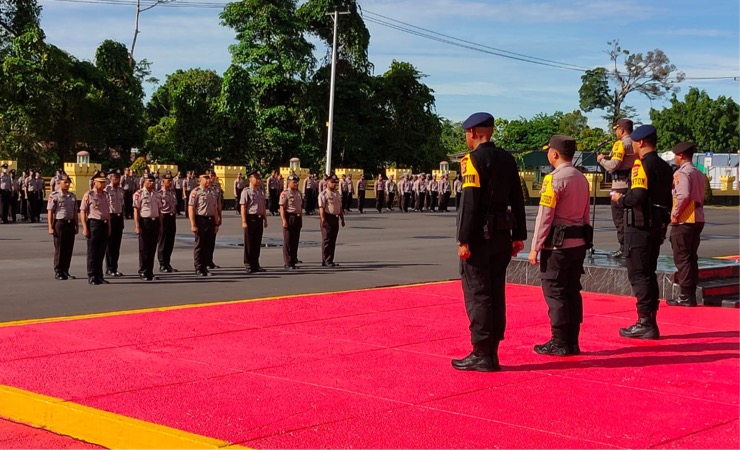 Prosesi Upacara Korps Raport kenaikan pangkat 102 personel Polri di Kabupaten Mimika, Papua Tengah, Sabtu (31/12/2022). (Foto: Saldi/Seputarpapua)
