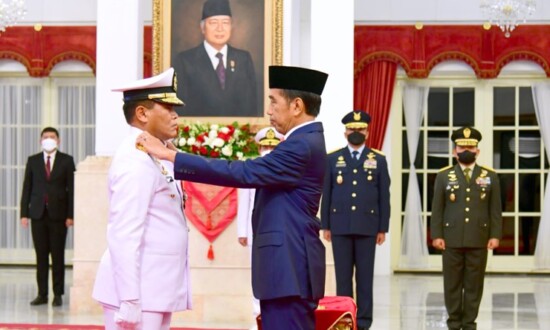 Presiden Joko Widodo sematkan pangkat Laksamana TNI kepada Muhammad Ali yang kini menjabat sebagai KSAL. (Foto: Muchlis Jr - Biro Pers Sekretariat Presiden)