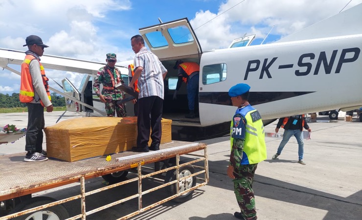 Jenazah Darius Yumame saat akan dimasukkan ke dalam pesawat untuk di berangkatkan ke kempung halamannya di Kabupaten Maybrat, Provinsi Papua Barat Daya, Kamis (15/12/2022). (Foto: Ist)