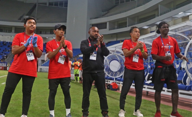 Manager Persipura Yan P. Mandenas bersama tim pelatih Persipura Jayapura. (Foto: Official Persipura)