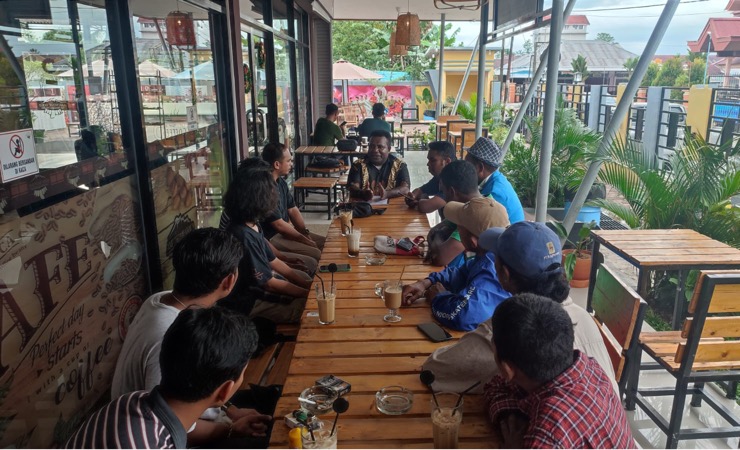 Ketua Persatuan olahraga sepatu roda seluruh Indonesia (Porserosi) Kabupaten Mimika, Samuel Yogi saat melakukan pertemuan dengan Komunitas Skateboarding, Rabu (11/1/2023). (Foto: Ist)