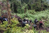Proses evakuasi terhadap korban Letda Inf Rian Arfaro setelah ditemukan akibat terpeleset jatuh ke sungai di Distrik Yambi, Kabupaten Puncak Jaya, Papua Tengah, Selasa (31/1/2023). (Foto: Ist)