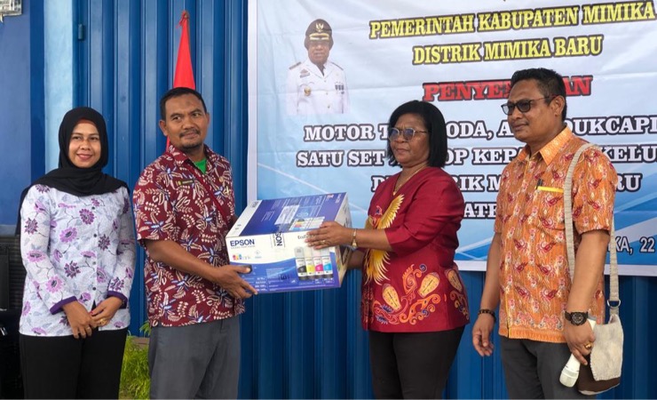 Kepala Kelurahan Sempan, Rusmanto Hadi saat menerima mesin Adminduk dari Pemerintah Distrk Mimika Baru, Desember 2022. (Foto: Anya Fatma/Seputarpapua)