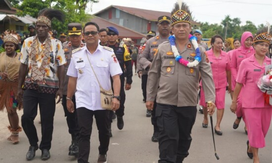 Pj Bupati Mappi, Michael Gomar menyambut kedatangan Kapolres Mappi, Kompol Yustinus S. Kadang, Rabu (11/01/2023). (Foto: Pemkab Mappi)