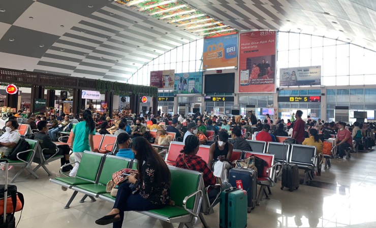 Suasana di terminal keberangkatan Bandara Sentani. (Foto: Alley/Seputarpapua)