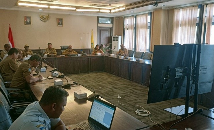 Suasana rapat Pemkab Mimika bersama Mendagri dan seluruh unsur pemerintah daerah di Indonesia Via Zoom, Selasa (24/1/2023). (Foto: Kristin Rejang/Seputarpapua)