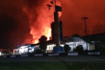 Tampak kobaran api membakar Kantor Dukcapil Pegubin, Rabu (11/1/2023) dini hari. (Foto: Dok Humas Polda Papua)