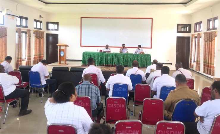 Rapat persiapan pemilihan kepala kampung secara serentak di Kabupaten Mappi. (Foto: Pemkab Mappi)