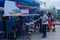 Penumpang kapal hendak hendak cetak boarding pass di petugas Pelni yang stand by di Pelabuhan Nusantara Poumako, Kabupaten Mimika, Papua Tengah, pada Senin Januari 2023. (Foto: Anya Fatma/Seputarpapua)