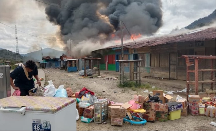 Luapan sekelompok warga di Kabupaten Dogiyai, Papua Tengah dengan membakar sejumlah kios akibat dari aksi penembakan warga yang dilakukan oleh oknum aparat dari Polres Nabire. (Foto: Ist)