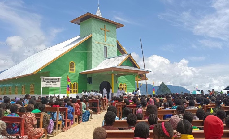 Proses peresmian Gereja St. Paulus Atou di Kabupaten Dogiyai, Jumat (6/01/2023). (Foto: Cristian Degai/Seputarpapua)