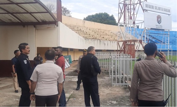 Tim Risk Assessment saat melakukan pemeriksaan Stadion Mandala di Kota Jayapura, Papua. (Foto: Vidi/Seputarpapua)