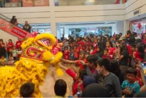 Warga Mimika memadati Diana Mall menyaksikan pertunjukan Barongsai dalam perayaan Imlek 2574 Kongzili atau Tahun Baru China 2023 Masehi. (Foto: Mujiono/Seputarpapua)