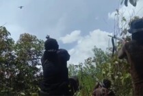 Pasukan TPNPB-OPM Kodap 35 Bintang Timur saat melakukan penembakan terhadap pesawat milik TNI yang melintas di Kampung Yapimakot, Distrik Serambakon, Kabupaten Pegunungan Bintang, Papua Pegunungan, Sabtu (14/1/2023). (Foto: Capture Video TPNPB-OPM)
