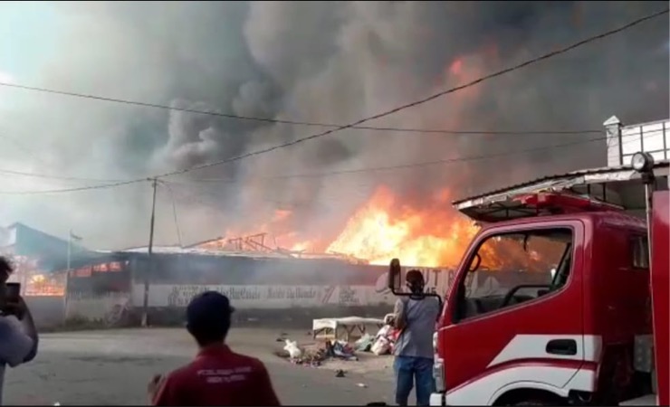 Peristiwa kebakaran terjadi di Pasar Baru Praha Sentani, Kabupaten Jayapura, Papua, Jumat (6/1/2023) sore menghanguskan ratusan kios. (Foto: Alley/Seputarpapua)