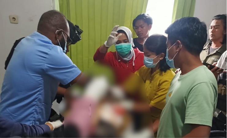 Korban Damri (57) saat ditangani tim medis di Puskesmas Ilaga, Puncak, Papua Tengah. (Foto: Ist)