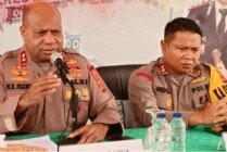 PENJELASAN - Didampingi Kapolrea Mimika, AKBP I Gede Putra, Kapolda Papua Irjen Pol M D Fakhiri saat memberikan penjelasan kepada awak media. (Foto: Mujiono/Seputarpapua)